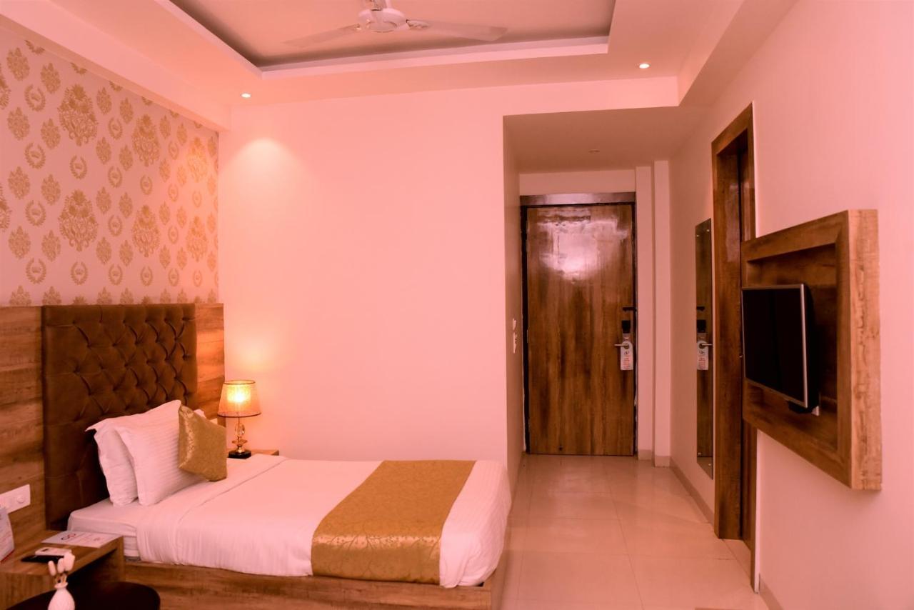 Wp D Pavillon Delhi Airport Hotel 4*