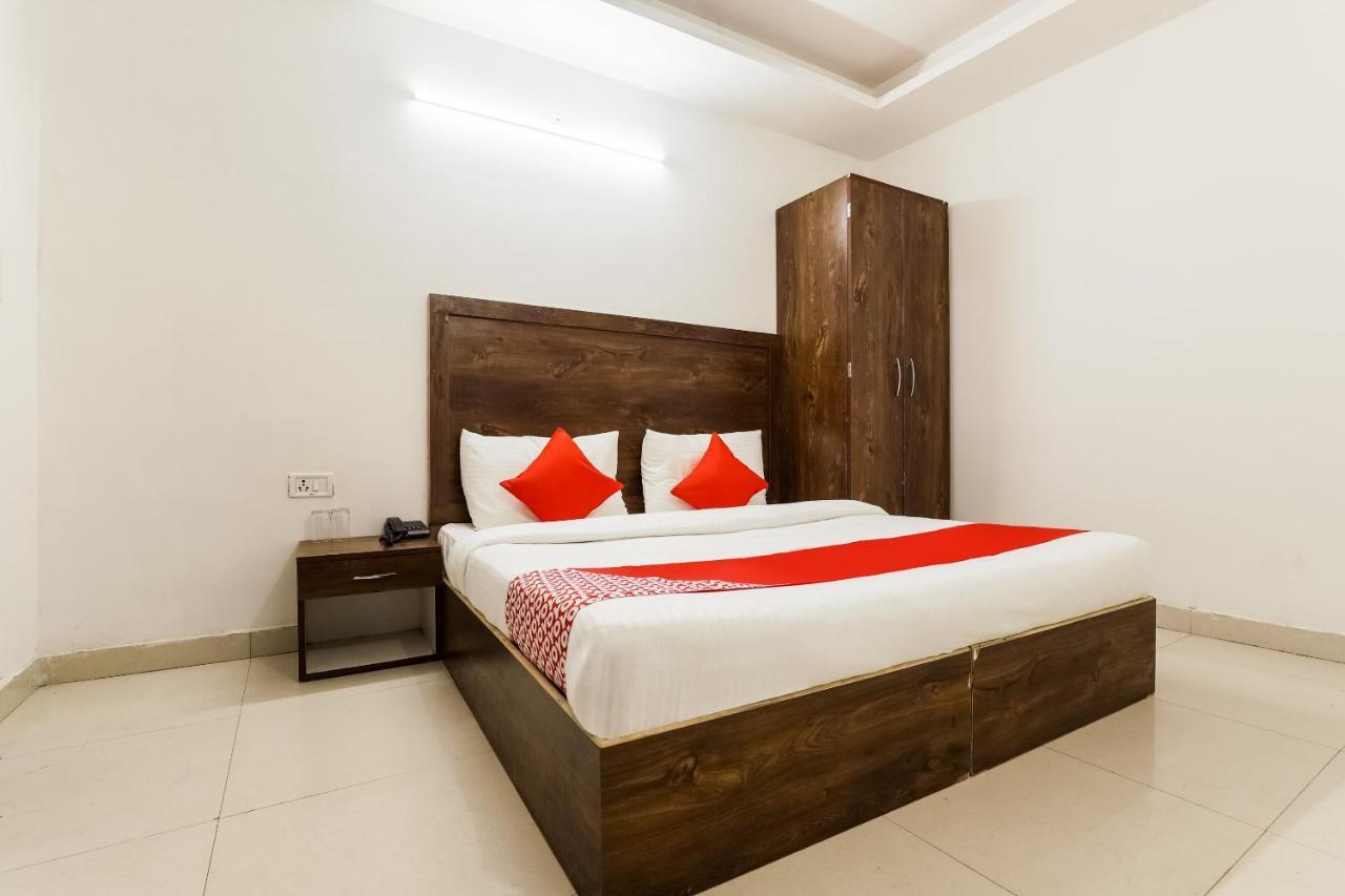Hotel Oyo Flagship 76030 Ashok Park Metro 3*