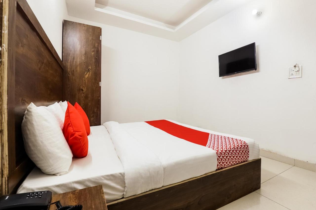 Oyo Flagship 76030 Ashok Park Metro Hotel 3*