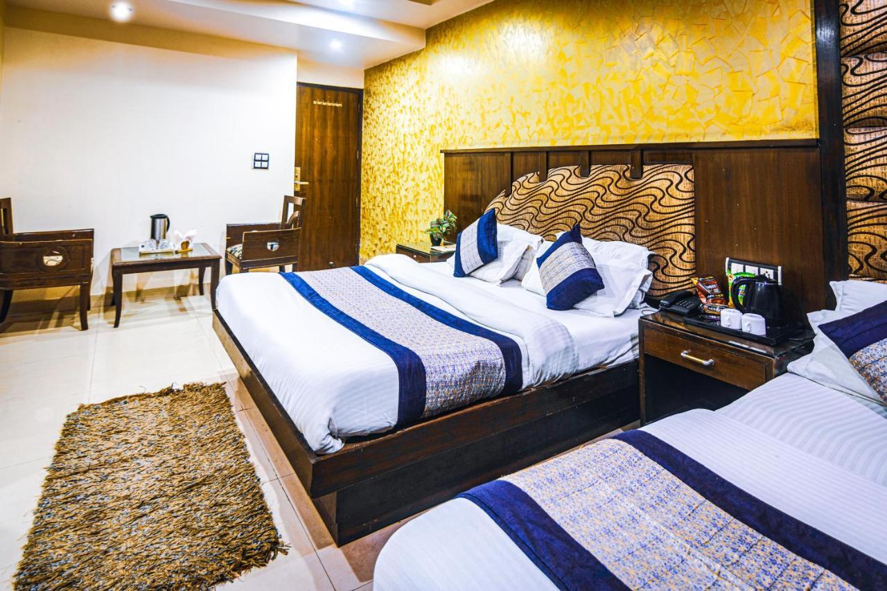 Shivdev International, Near Railway Station Hotel 3*