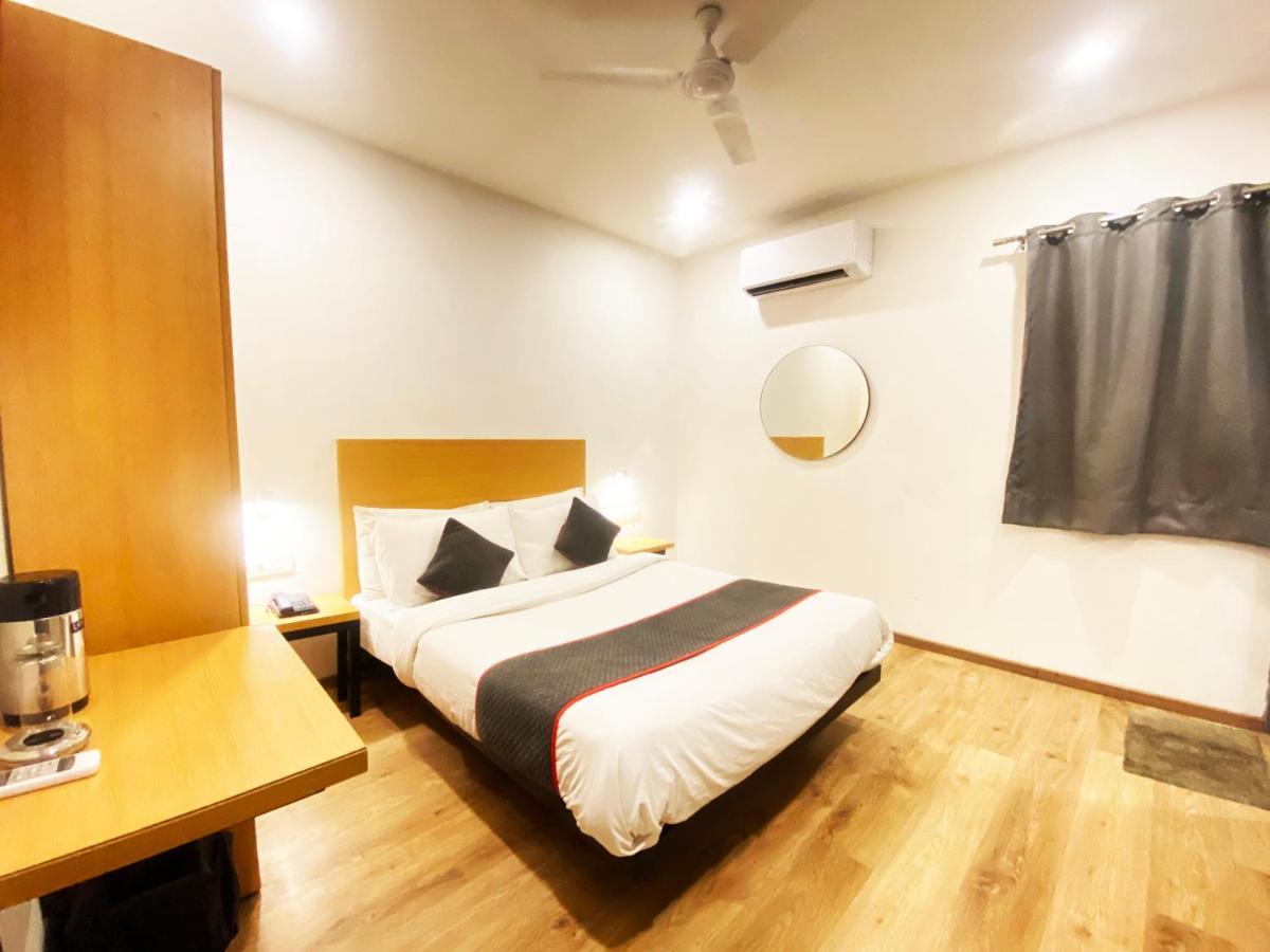 Hotel White Saffron 3*