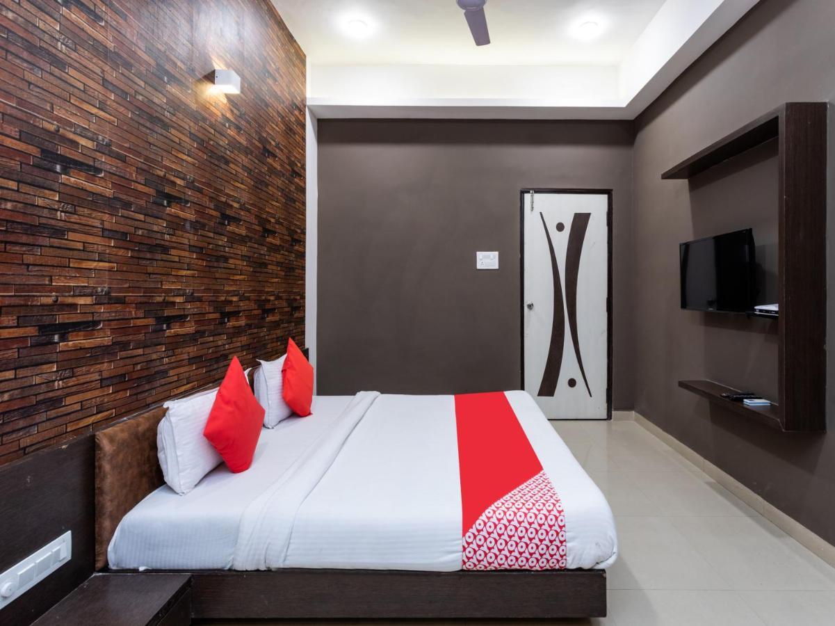 Hotel Oyo 10439 The Castle New Delhi