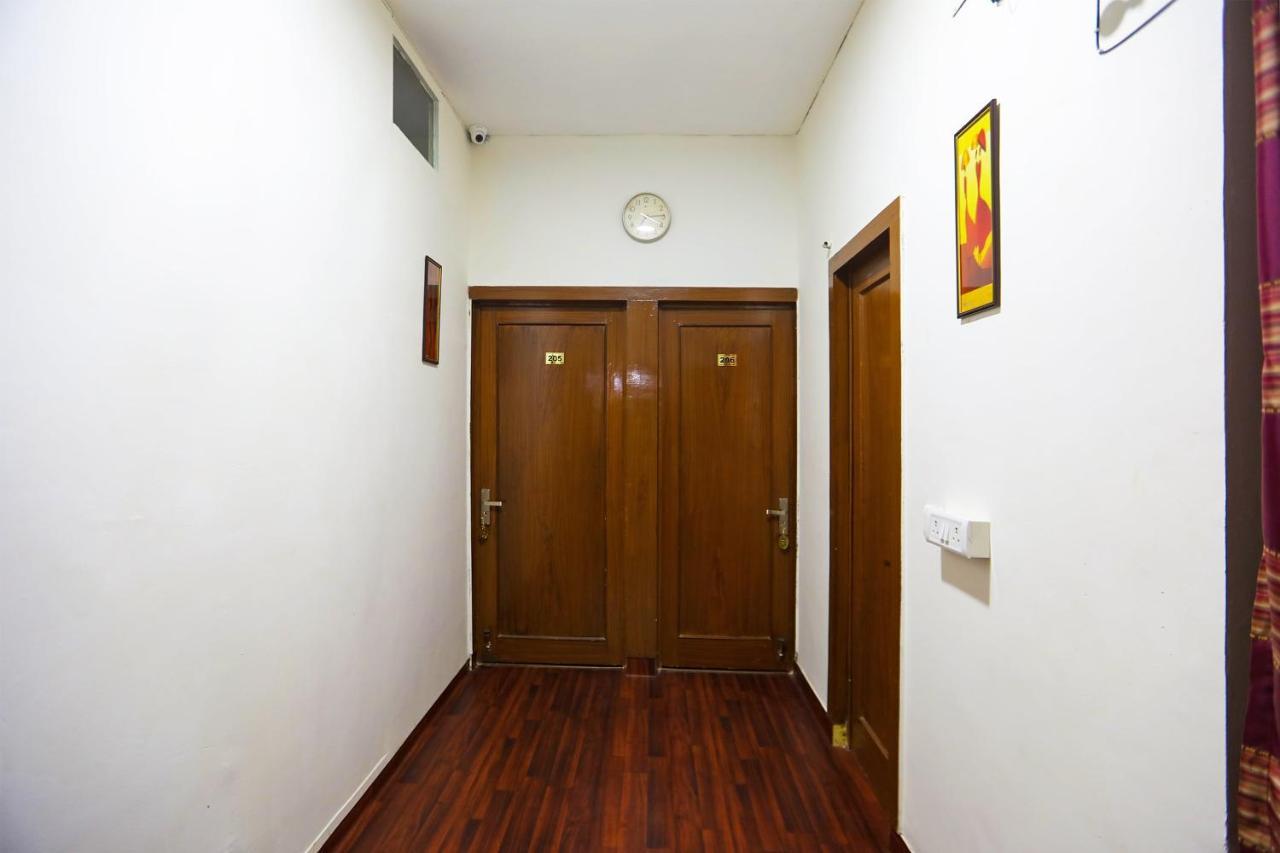 Oyo 62702 Golden Hotel New Delhi