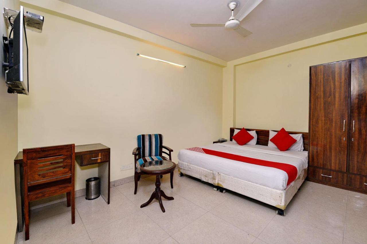 Oyo 4930 Em Residency New Delhi