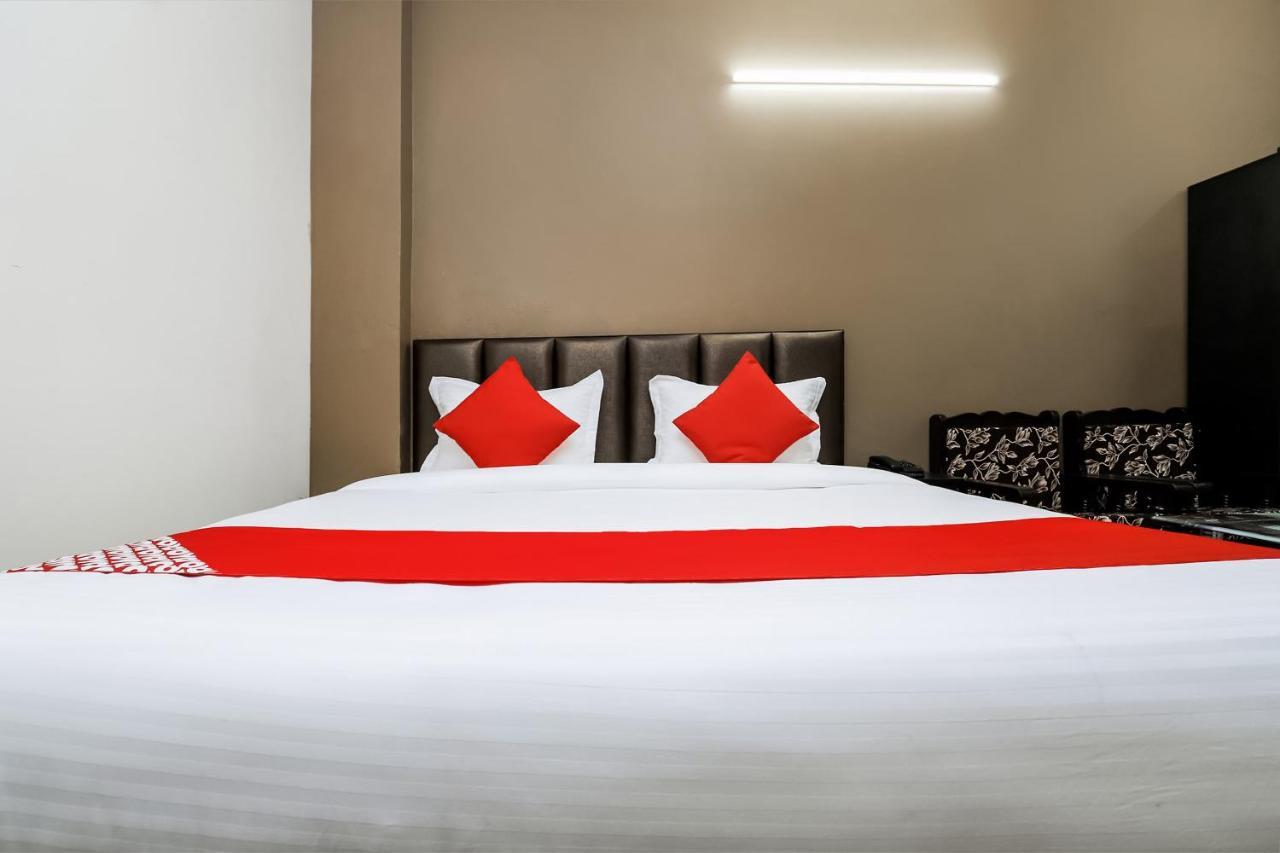 Collection O Ramji Grand Near Tdi Mall 4*