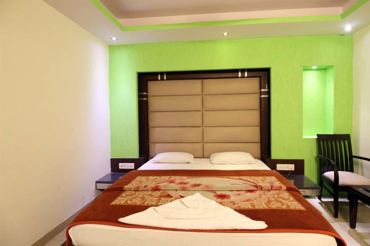 Hotel Shri Vinayak In Centre At Railway Station-by Rcg 4*