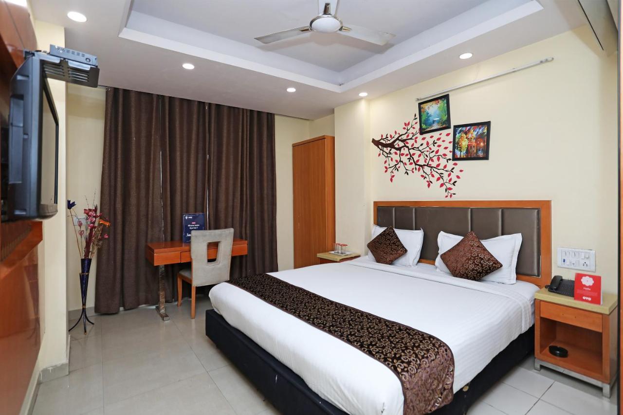 Oyo 5696 R Continental Hotel 3*