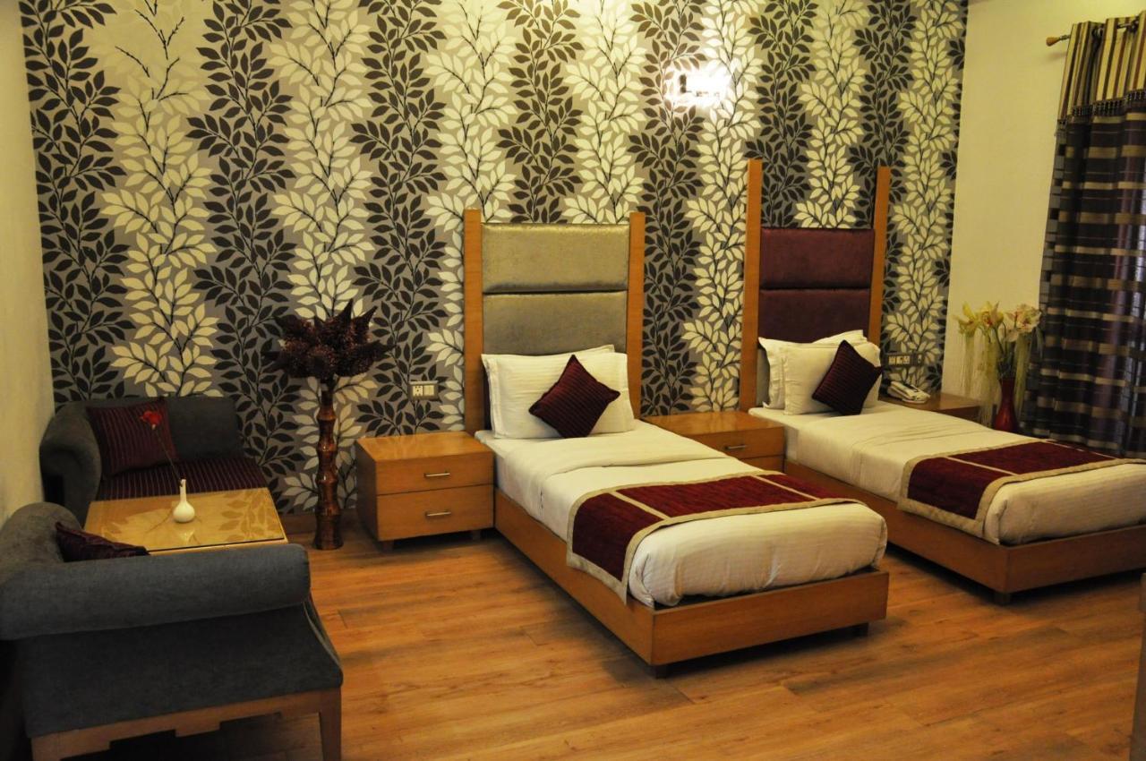Hotel Hari's Court &