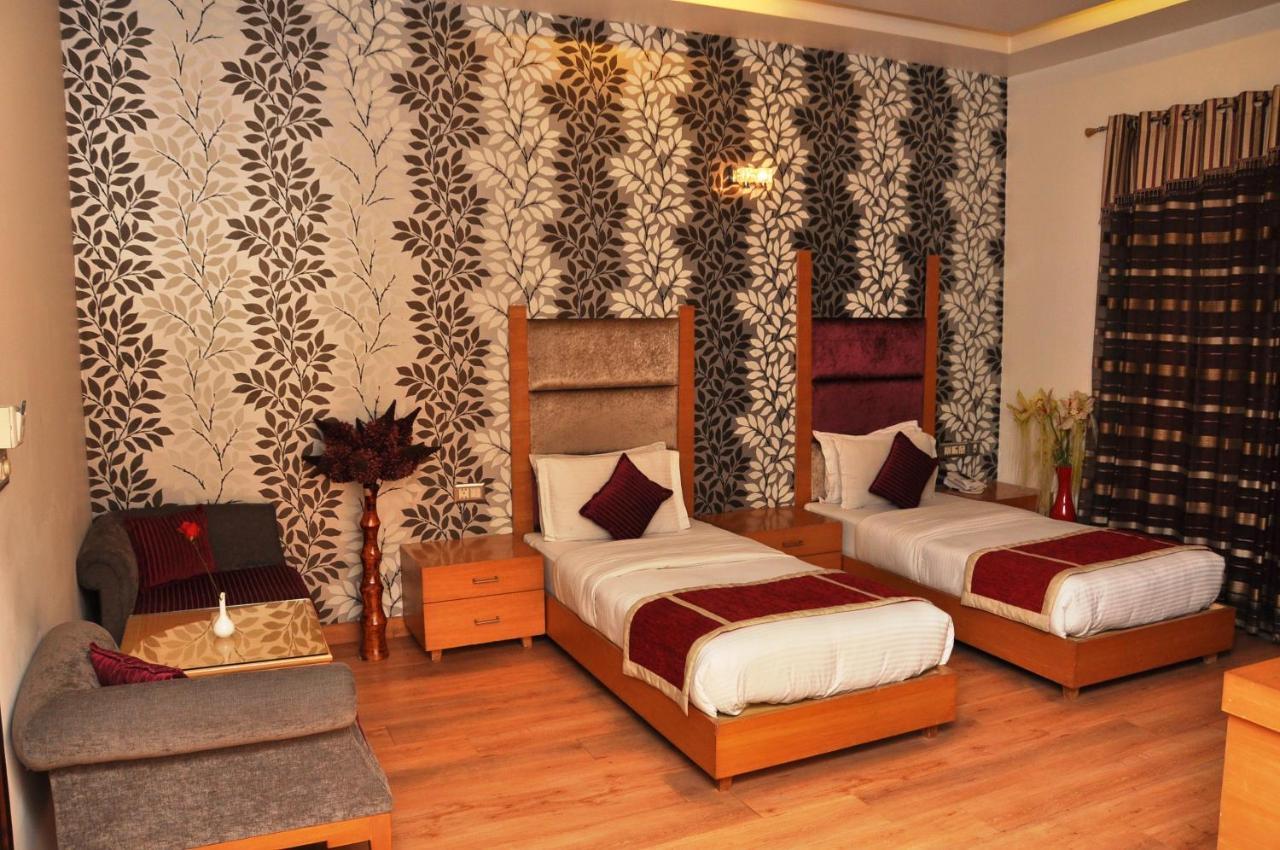 Hotel Hari's Court &