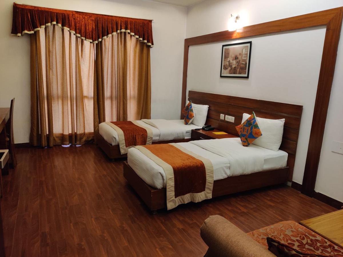 Hotel Hari's Court &