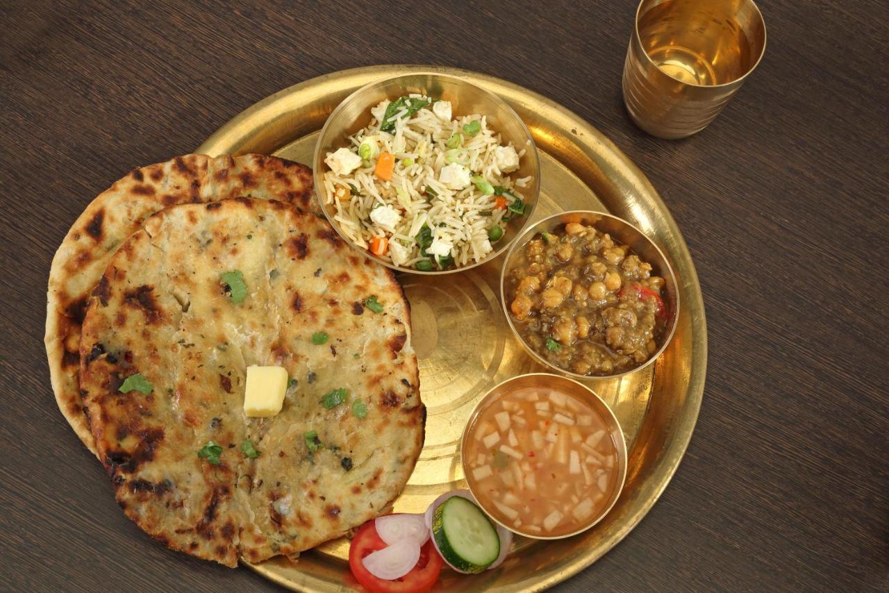 Hotel Oyo Mannat Residency Near Rohini Sector 18 Metro Station 3*