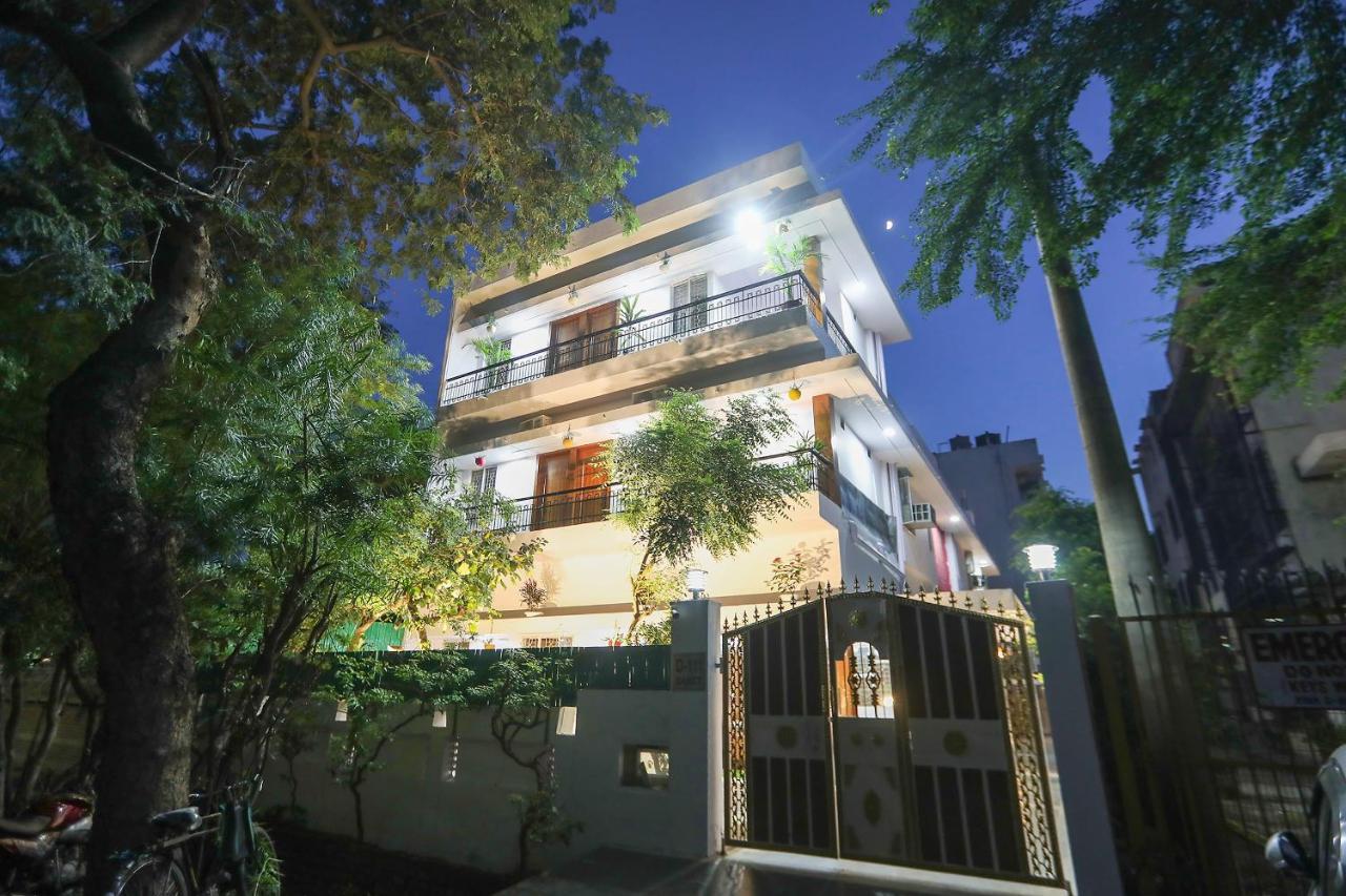 Oyo 62702 Golden Hotel New Delhi
