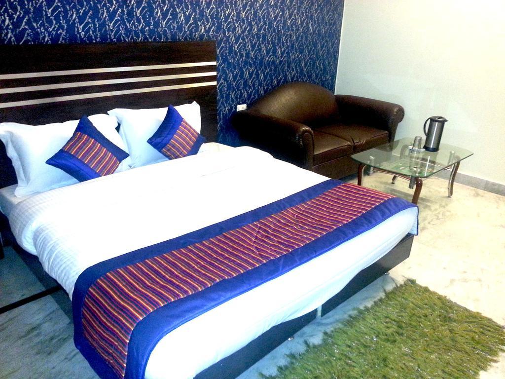 Mandakini Palace 3*