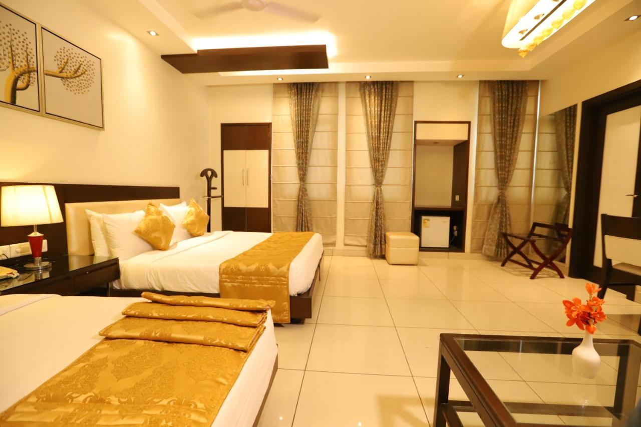 Amrapali Grand Hotel