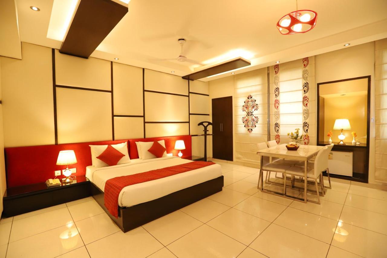 Amrapali Grand Hotel