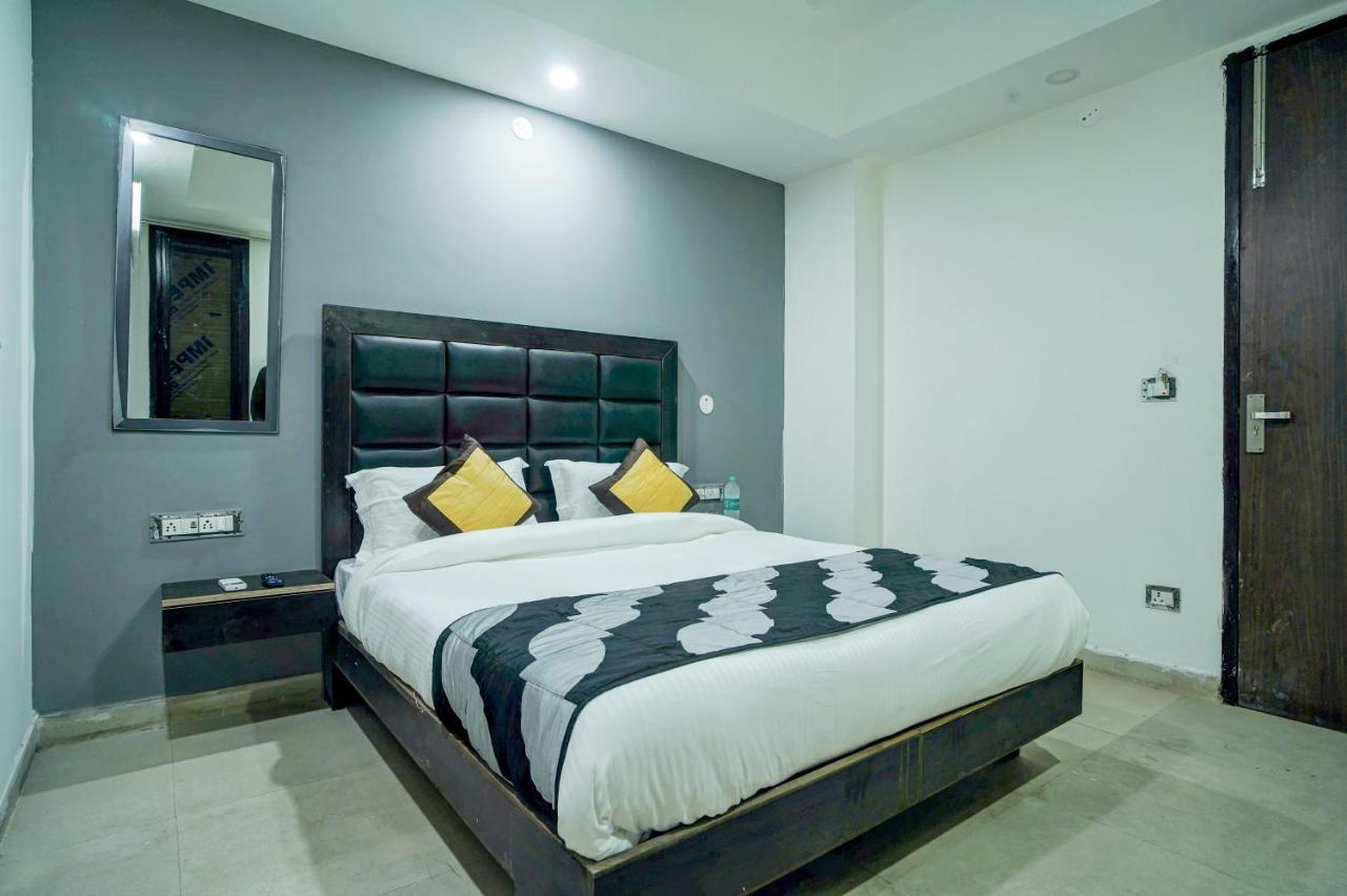 Red Snapper Couple Friendly At West Delhi 3*