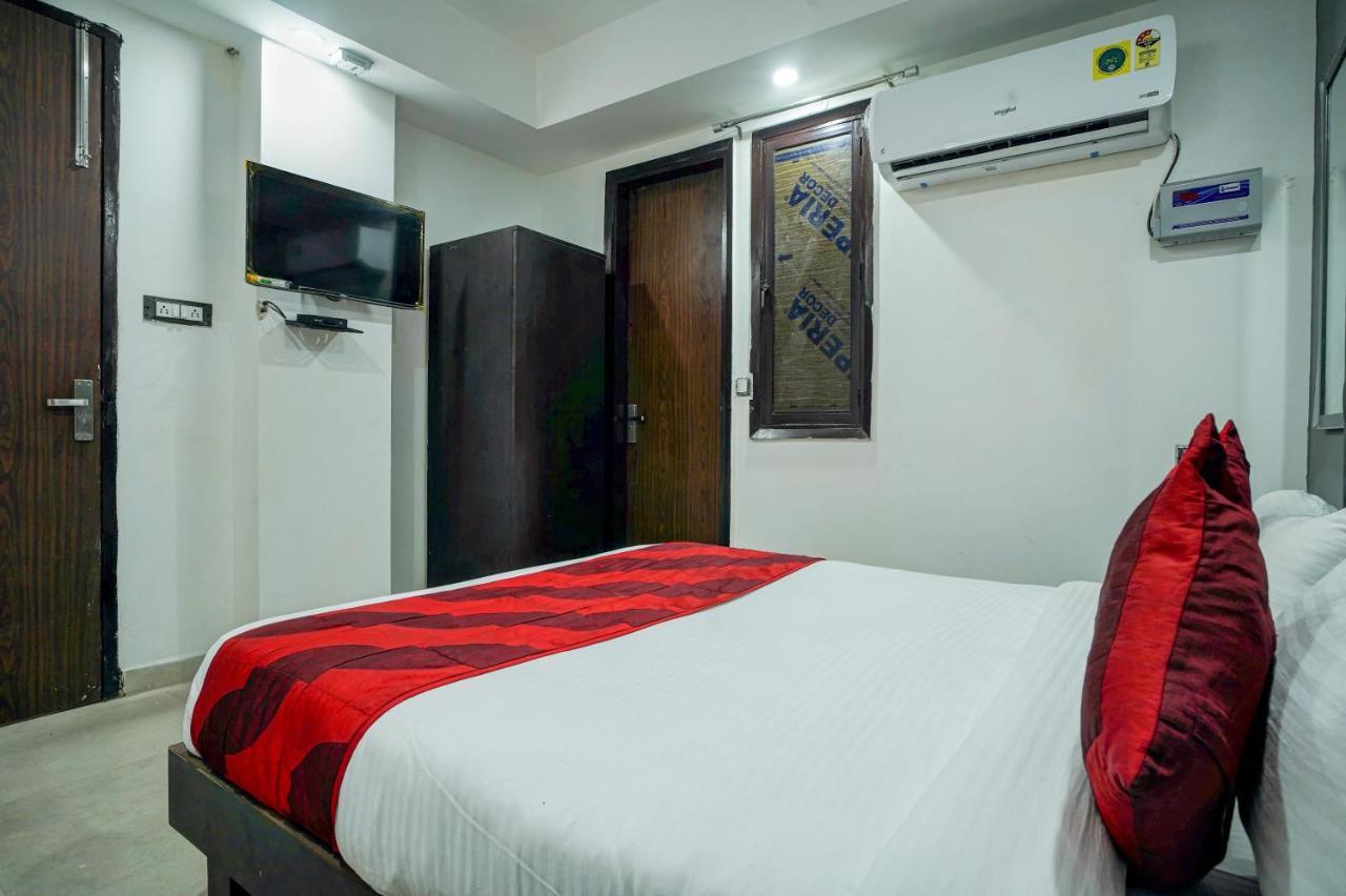 Red Snapper Couple Friendly At West Delhi New Delhi