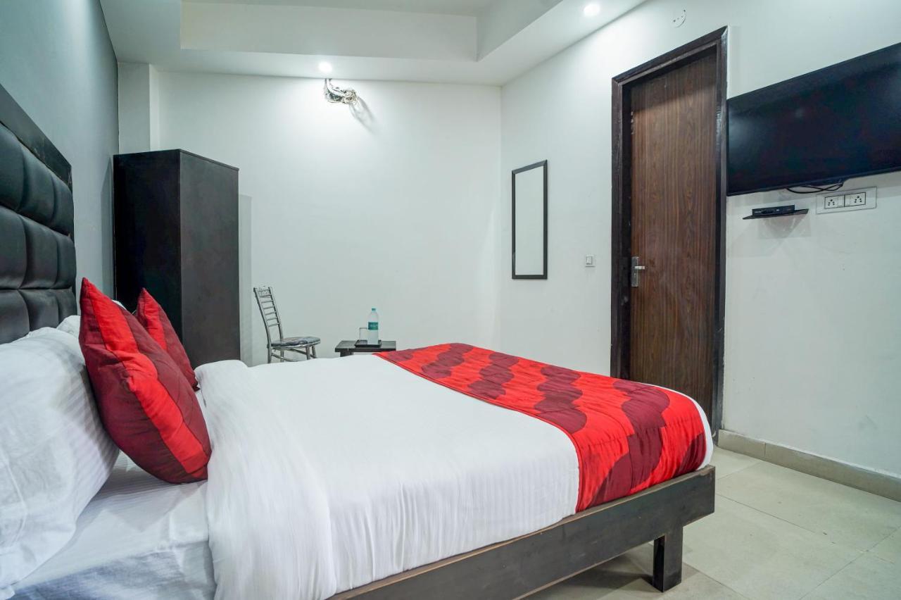 Red Snapper Couple Friendly At West Delhi Hotel 3*