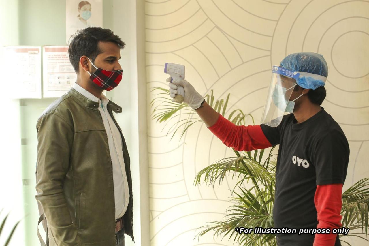Oyo 81168 Collection O Dwarka Mor Hotel