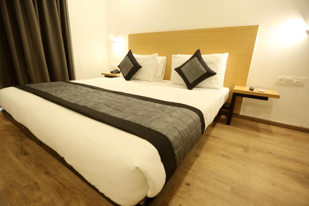Hotel Gray Saffron - Near Rohini Sector 18, 19 Metro Station Nova Deli