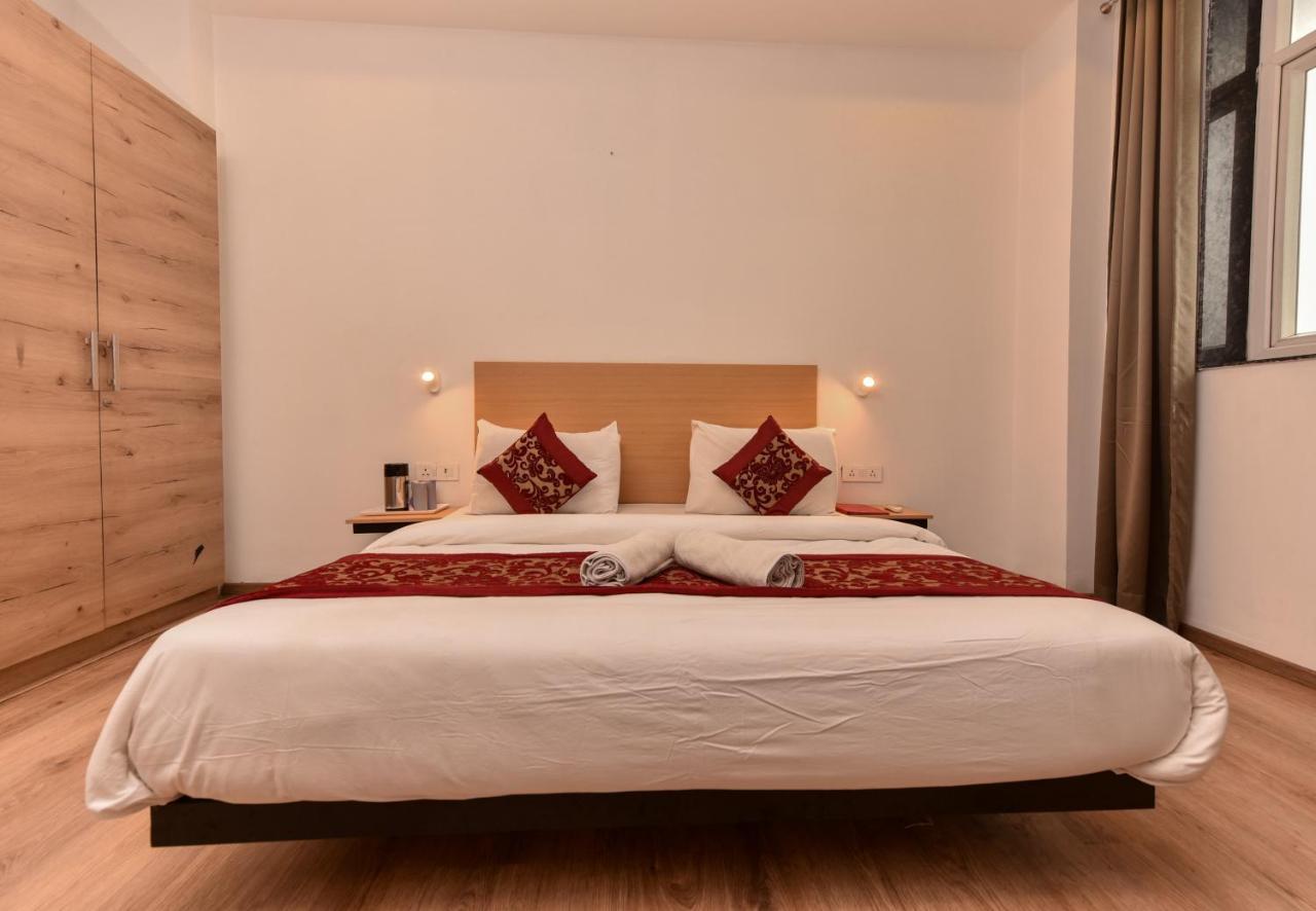 Gray Saffron - Near Rohini Sector 18, 19 Metro Station Hotel