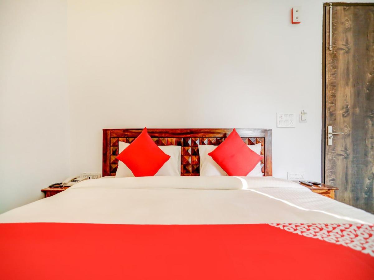 Oyo Blu Lagoon Near Select Citywalk Mall Hotel 3*