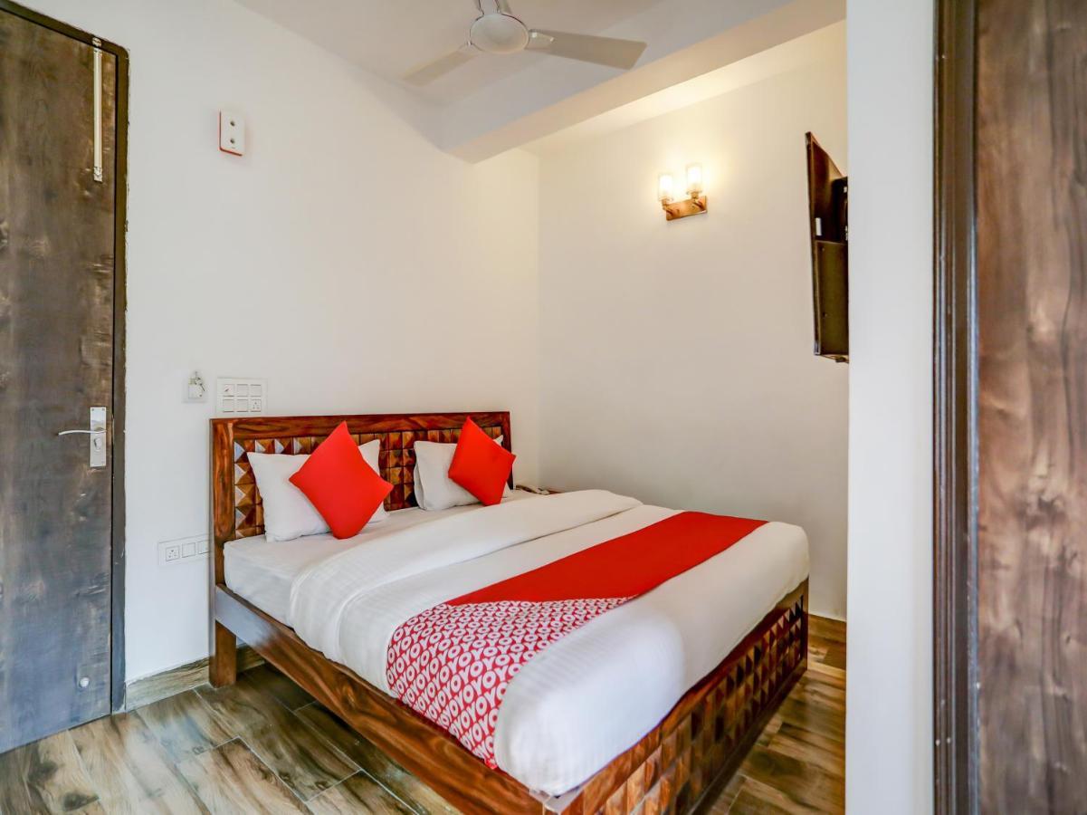 Oyo Blu Lagoon Near Select Citywalk Mall 3*