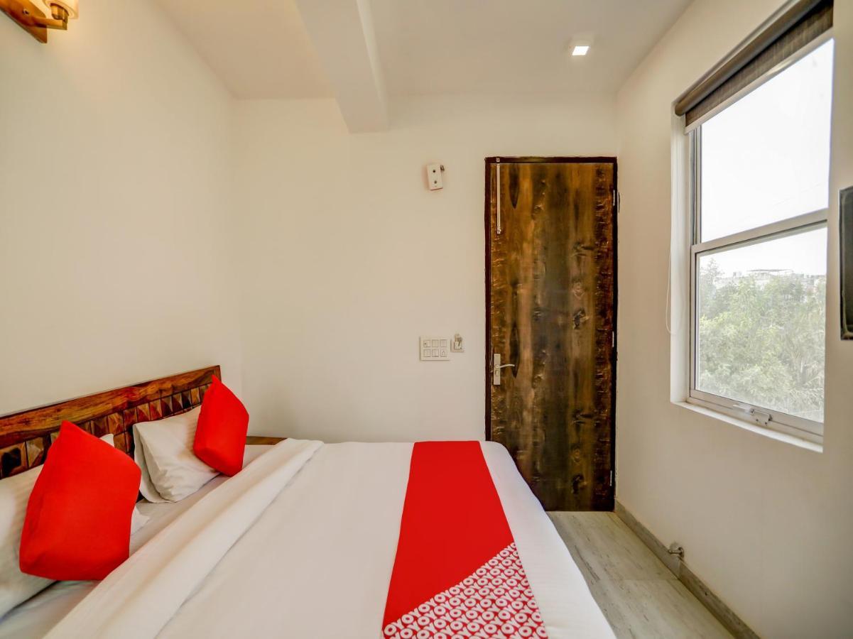 Oyo Blu Lagoon Near Select Citywalk Mall