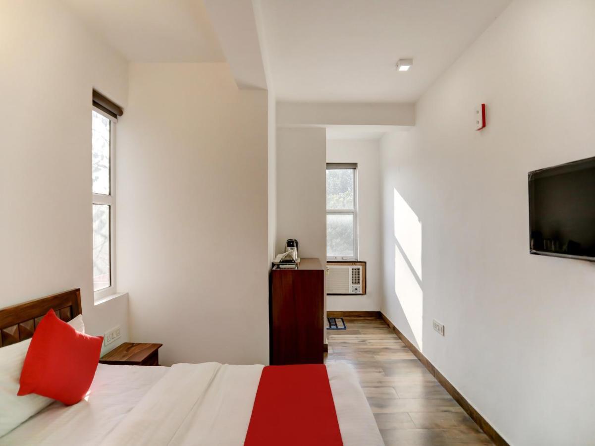 Oyo Blu Lagoon Near Select Citywalk Mall 3*