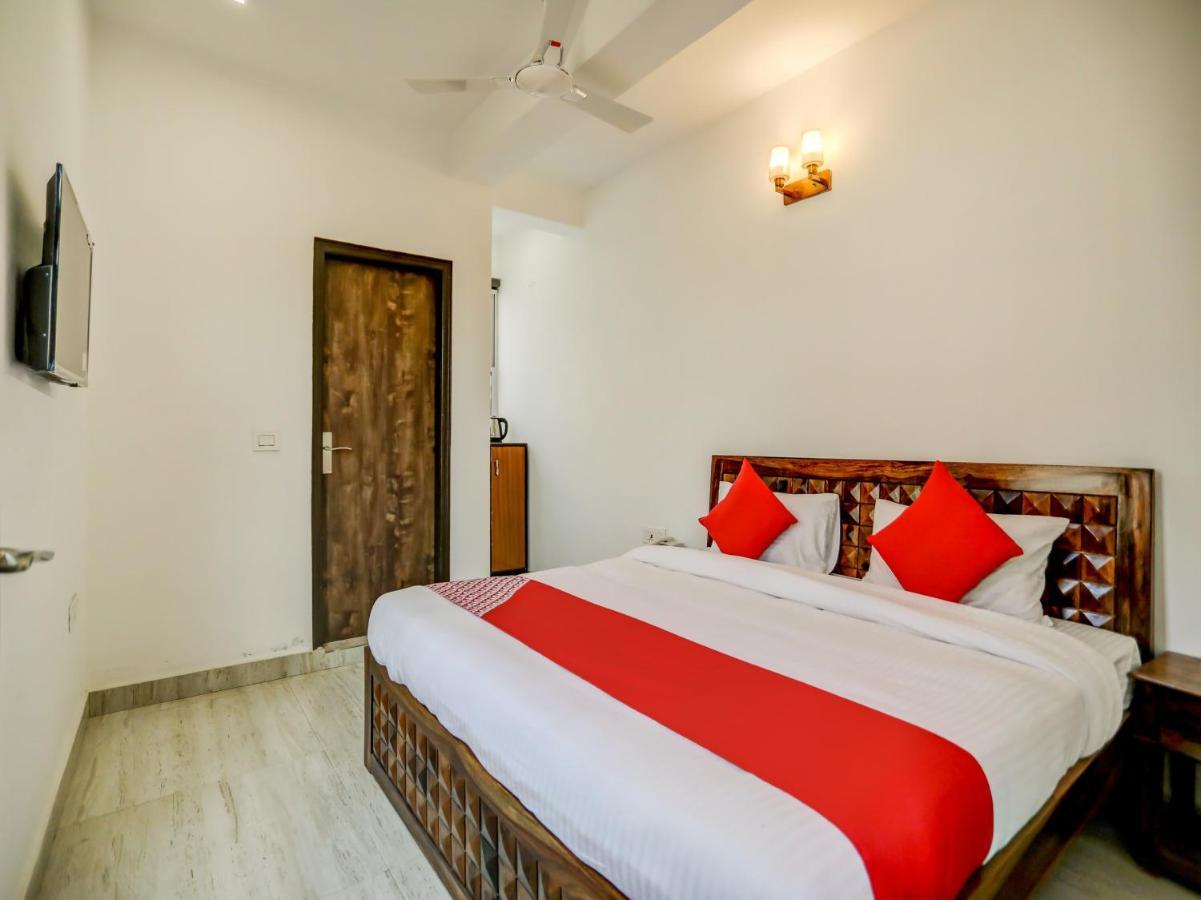 Oyo Blu Lagoon Near Select Citywalk Mall Hotel