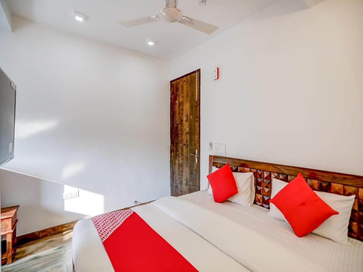 Hotel Oyo Blu Lagoon Near Select Citywalk Mall
