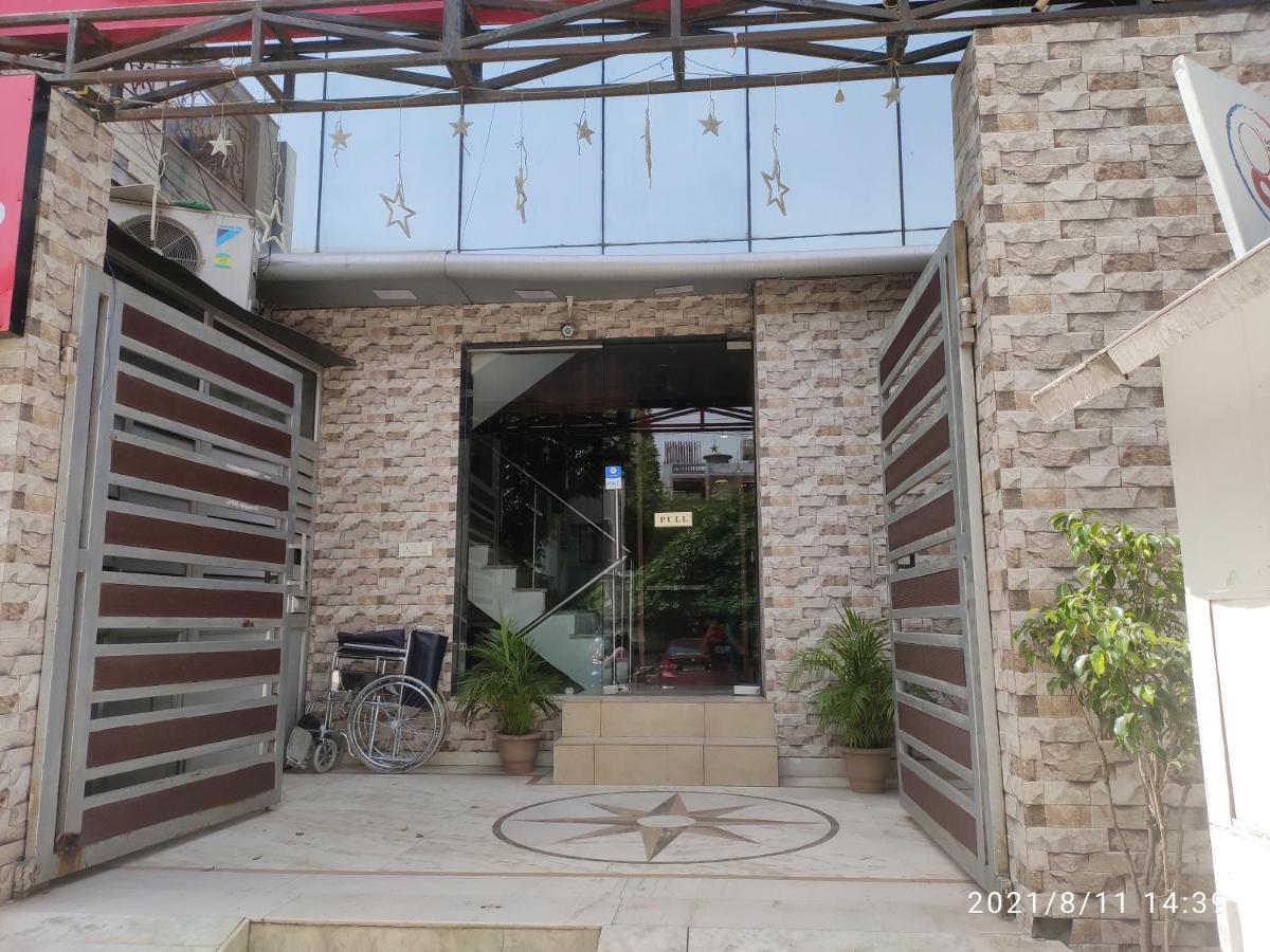 Jashn Near Apollo Hospital Hotel 3*