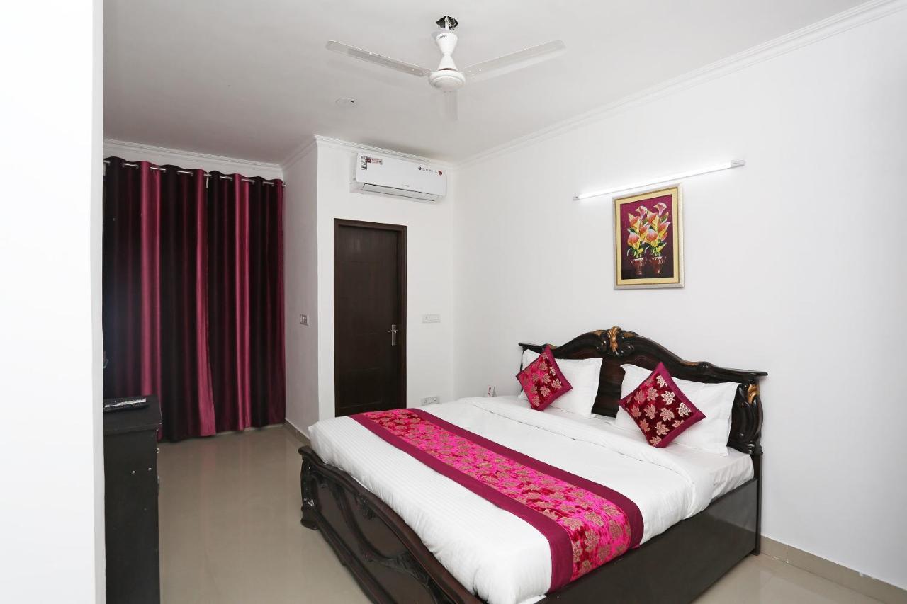 Vaccinated Staff - Oyo 14386 Orange 3* New Delhi