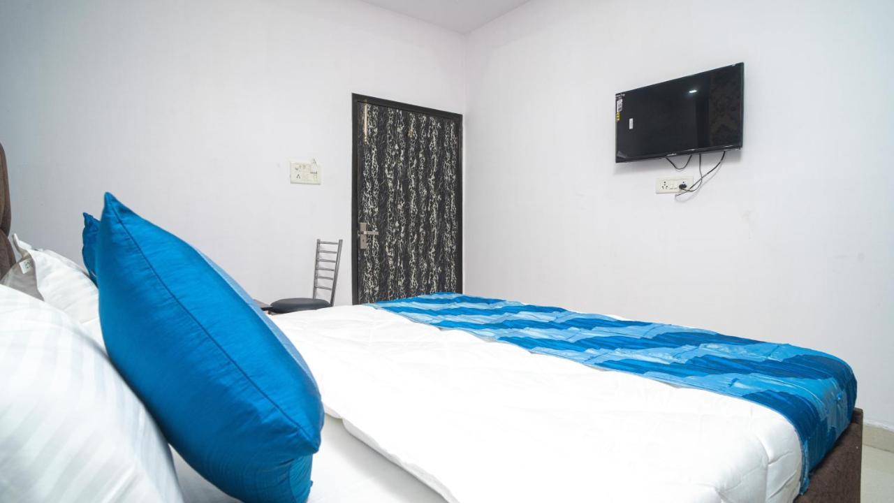 Hotel Gs International Couple Friendly At Delhi University Hotel 3*