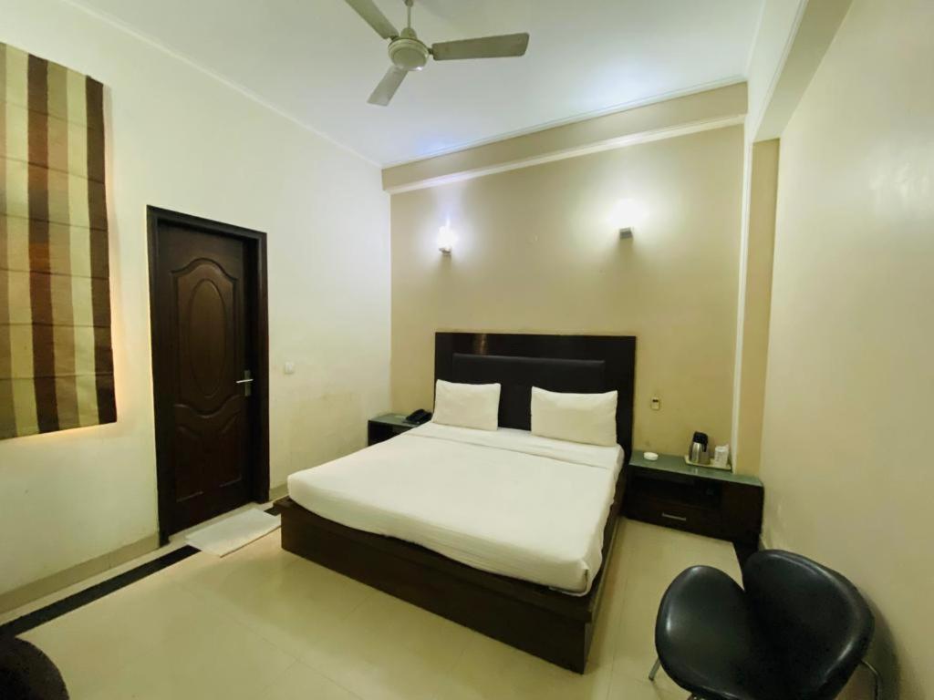 Lloyd Residency Nehru Place Hotel 3*