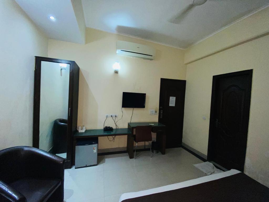 Hotel Lloyd Residency Nehru Place 3*