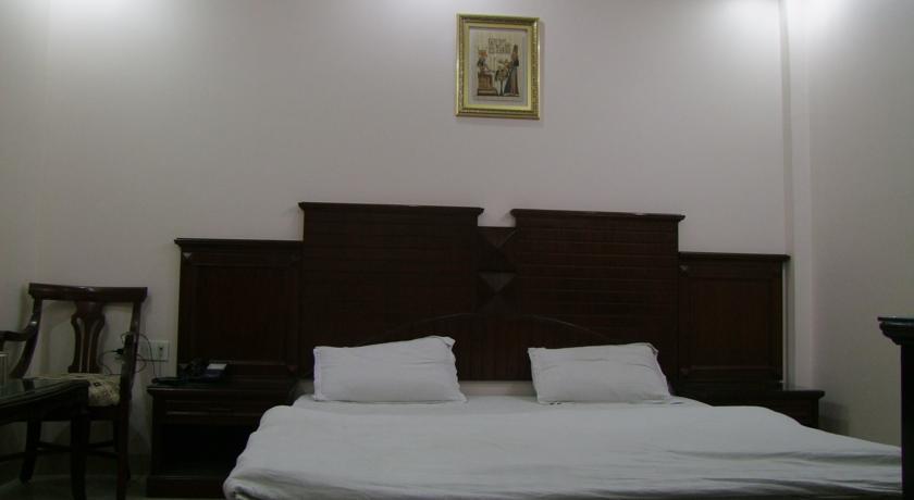 Legend - Walk-in From Railway Station 3*