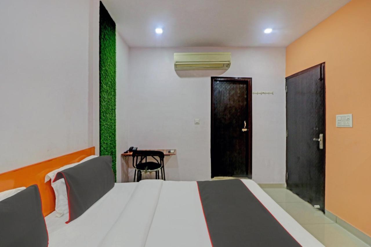 Oyo 81168 Collection O Dwarka Mor New Delhi