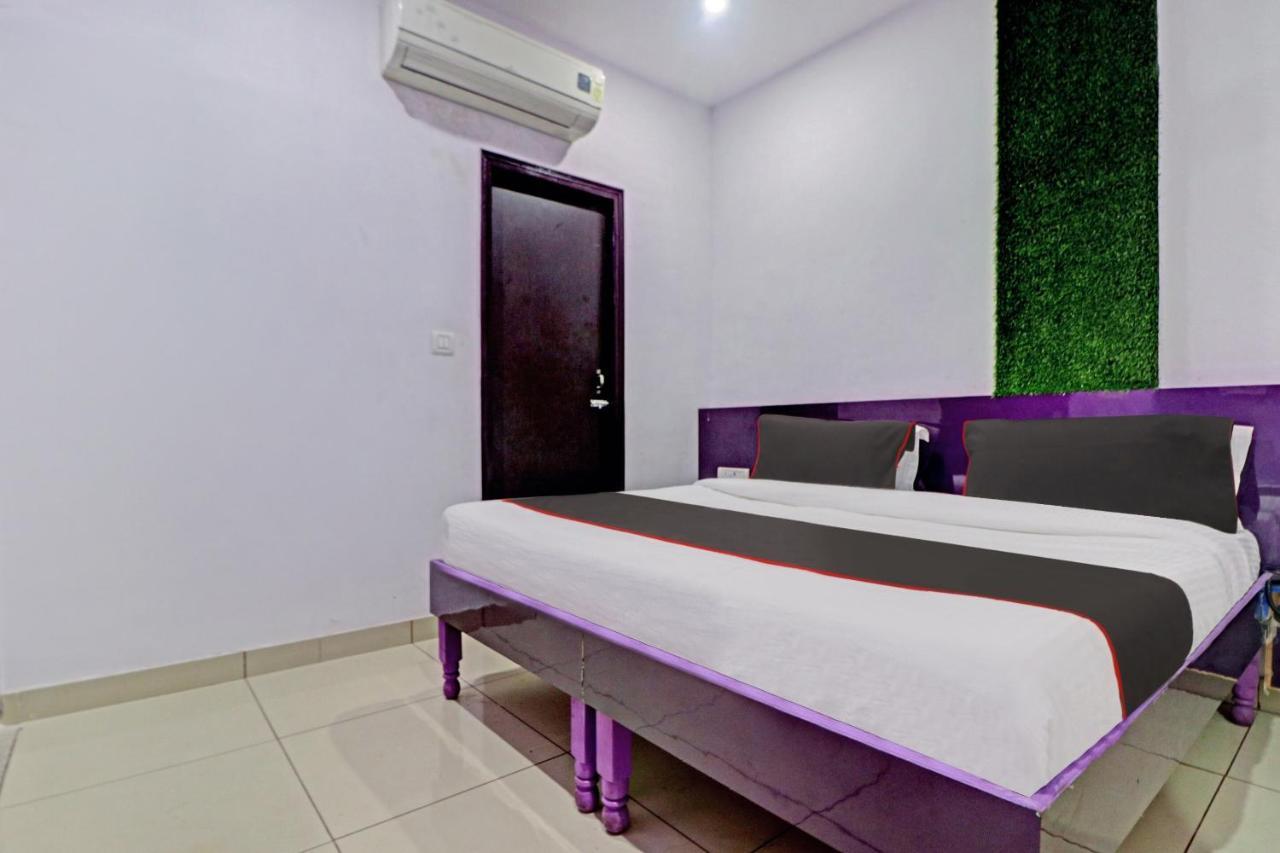 Oyo 81168 Collection O Dwarka Mor Hotel 4*