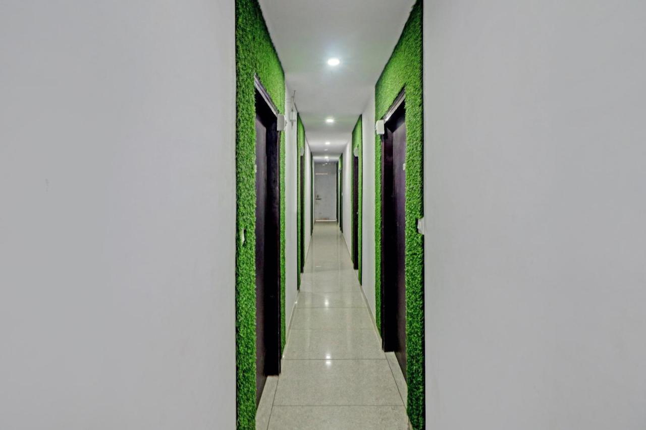 Oyo 81168 Collection O Dwarka Mor Hotel 4*