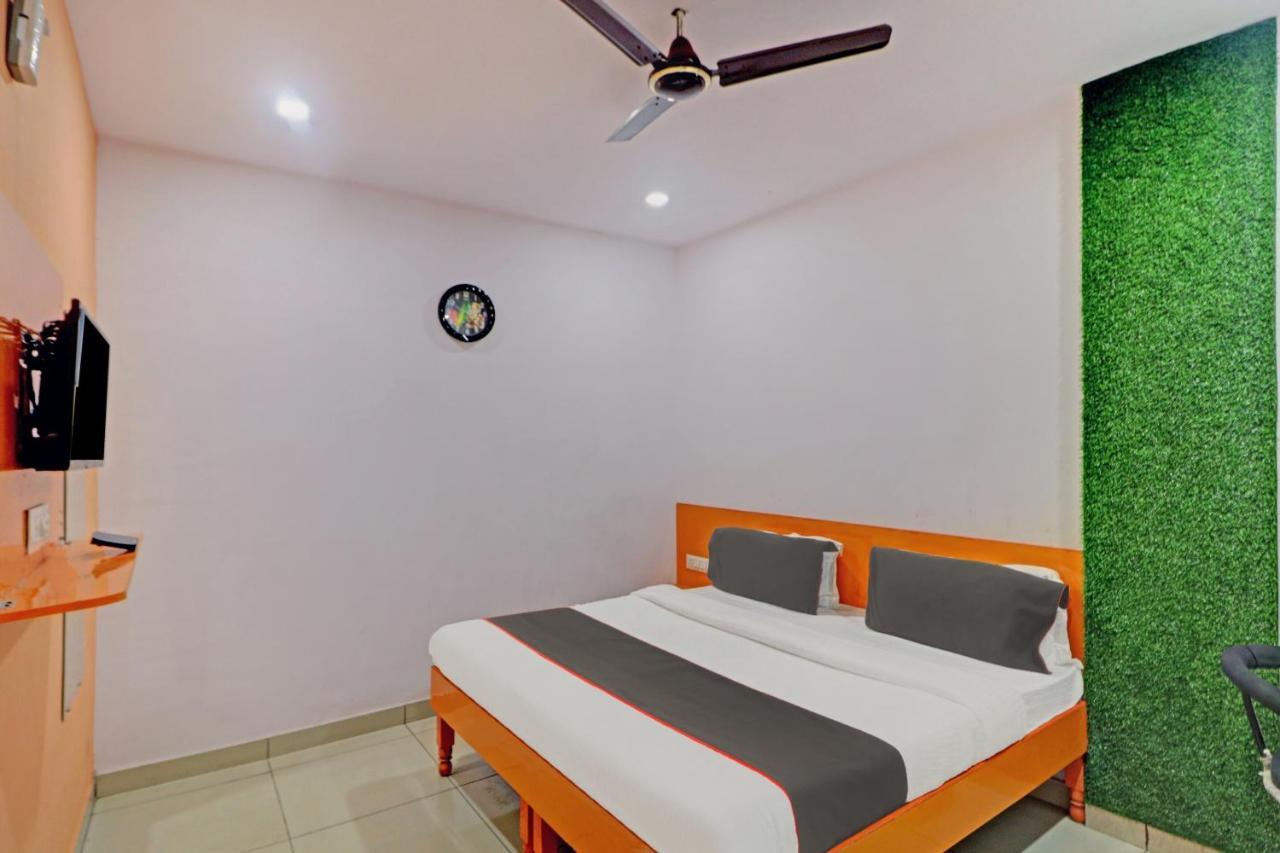 Oyo 81168 Collection O Dwarka Mor 4*