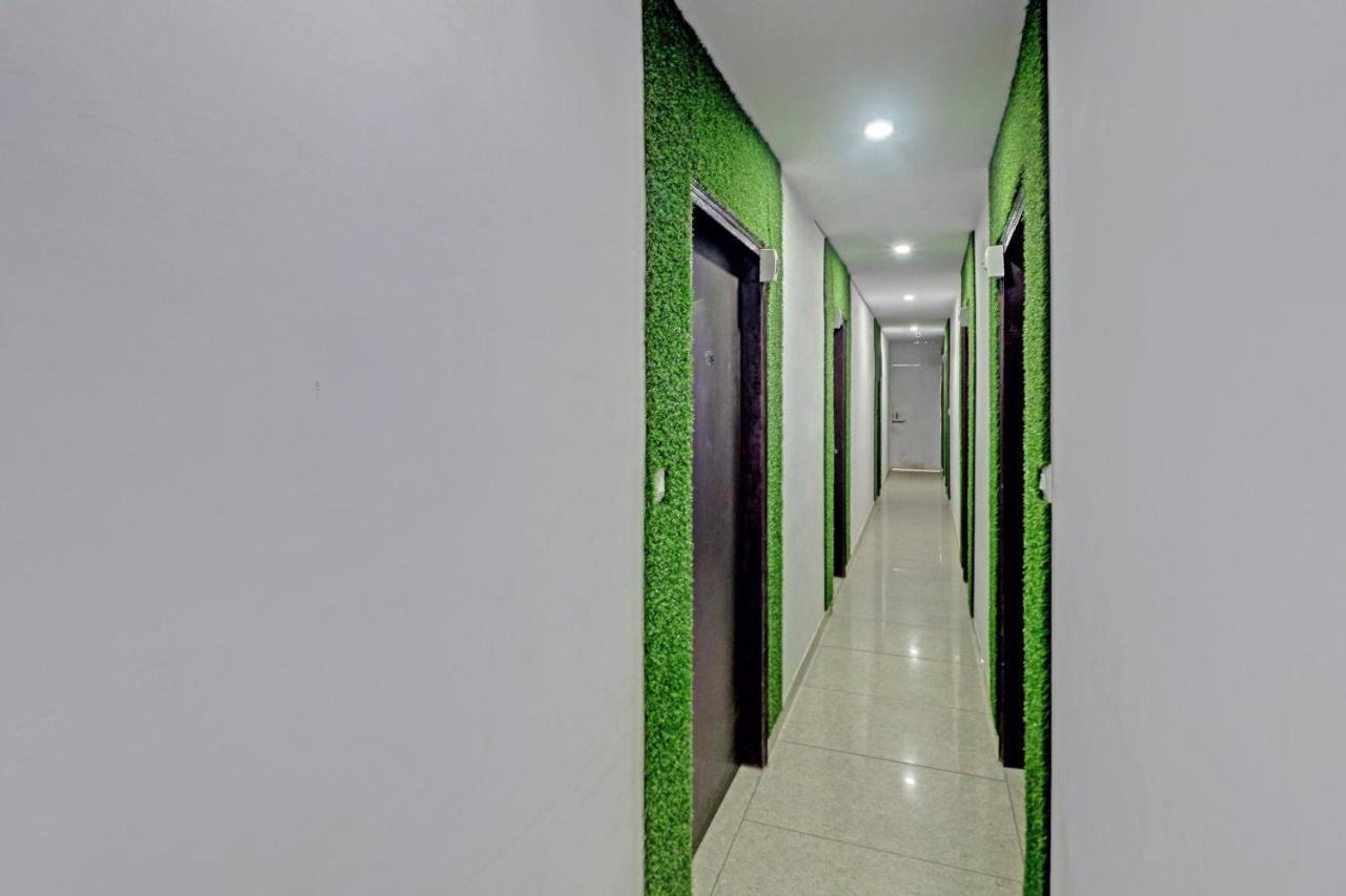 Oyo 81168 Collection O Dwarka Mor New Delhi