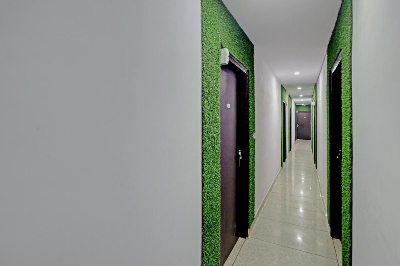 Oyo 81168 Collection O Dwarka Mor Hotel