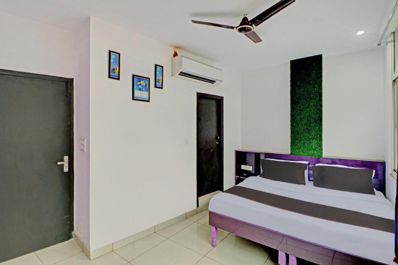 Oyo 81168 Collection O Dwarka Mor Hotel