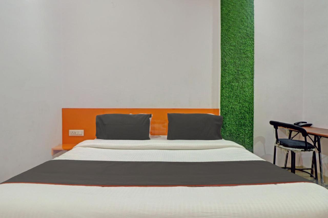 Oyo 81168 Collection O Dwarka Mor Hotel