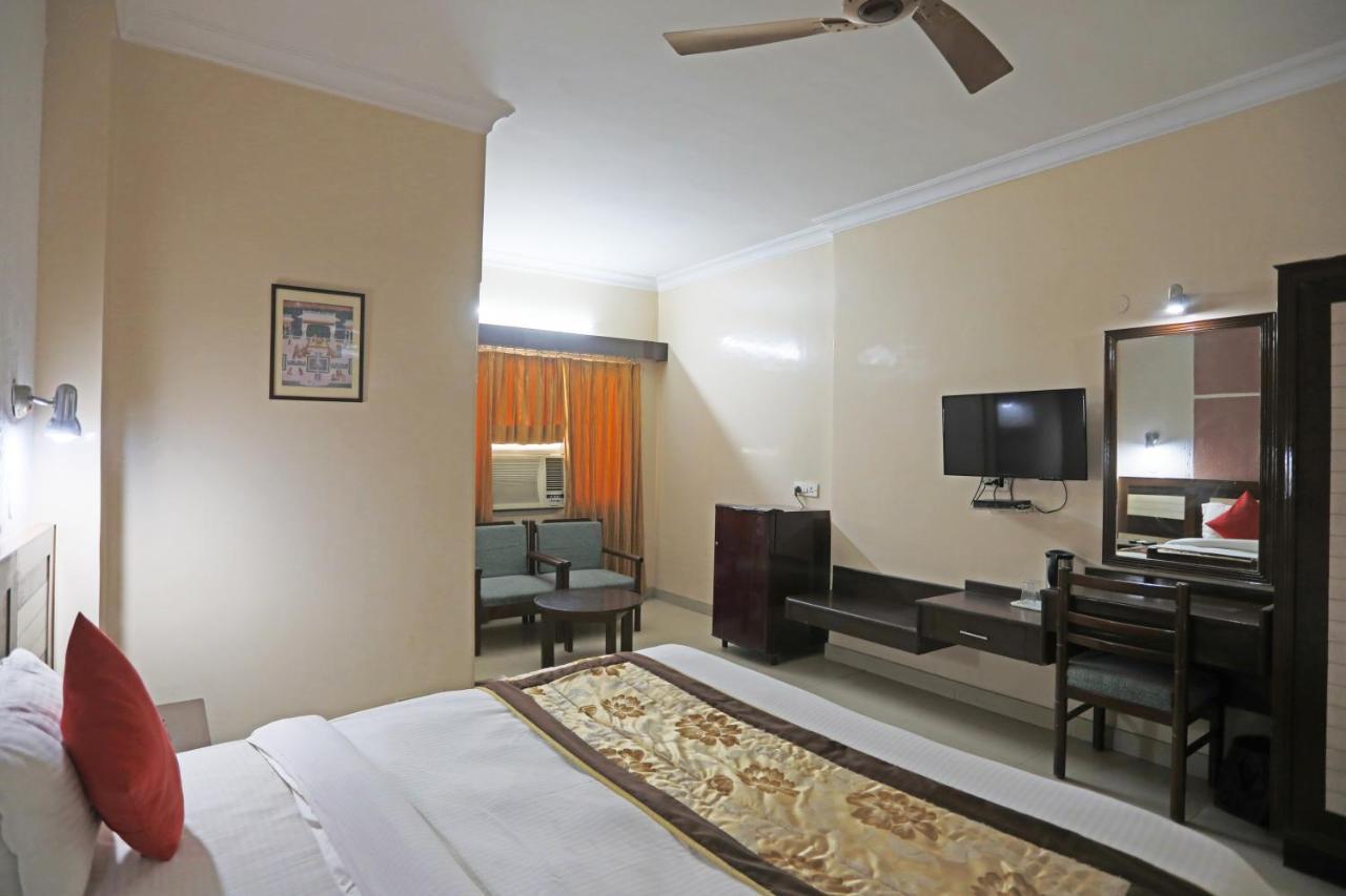 The Tourist - 1 Min From Railway Station Hotel