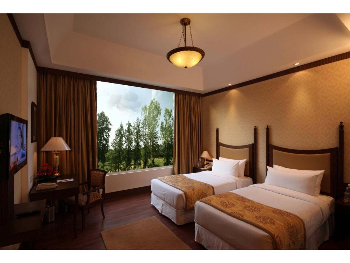 Resort Country & By Radisson, Delhi Satbari