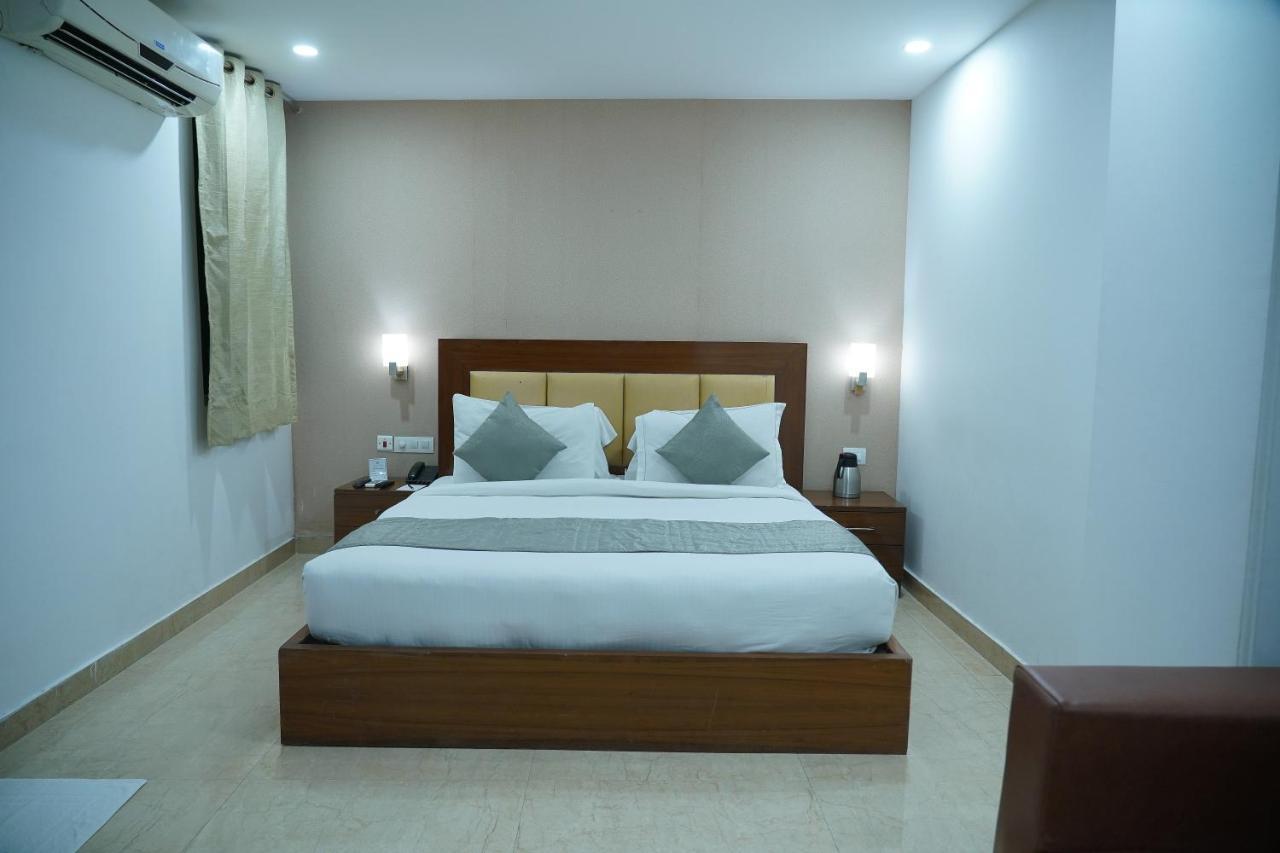 Hotel The Lohmod - Near Delhi Airport 4*