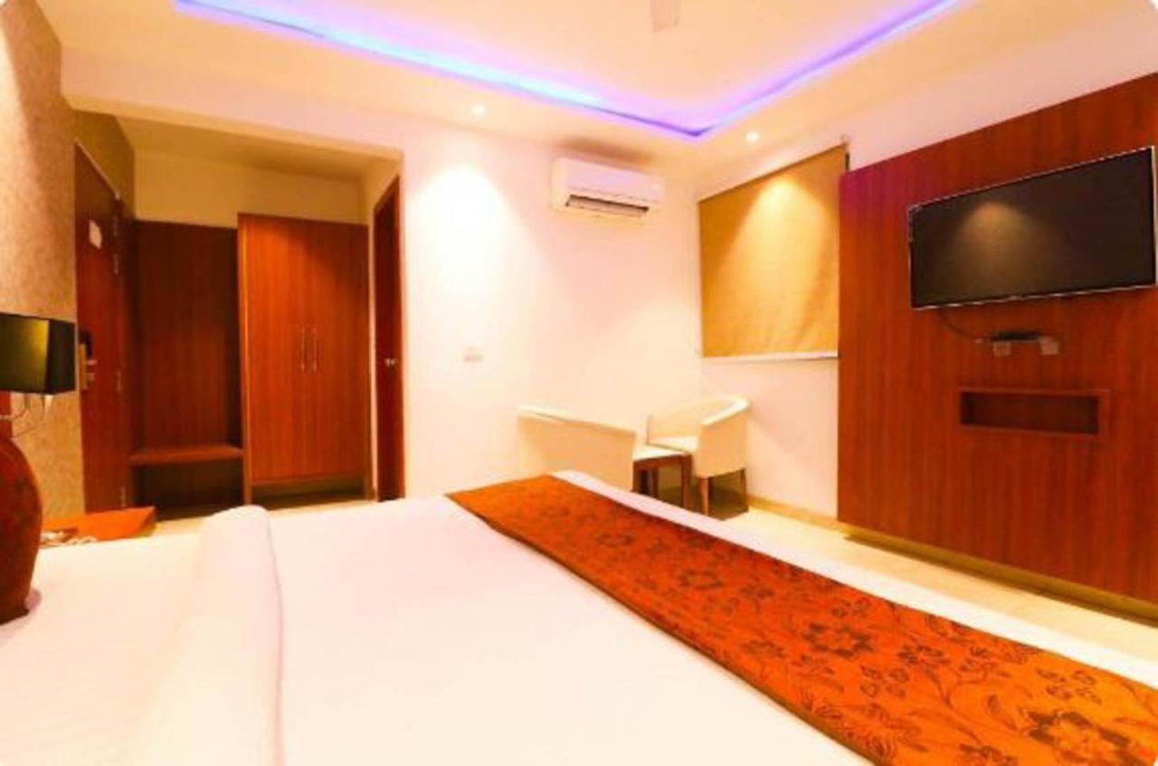 Hotel Wowstops-clark Near Delhi Airport Nova Deli