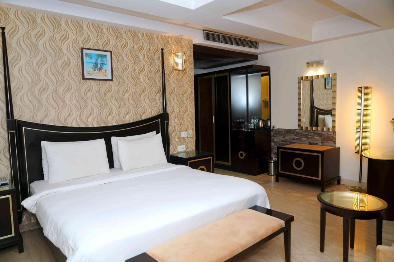 Venizia Sarovar Portico 4*